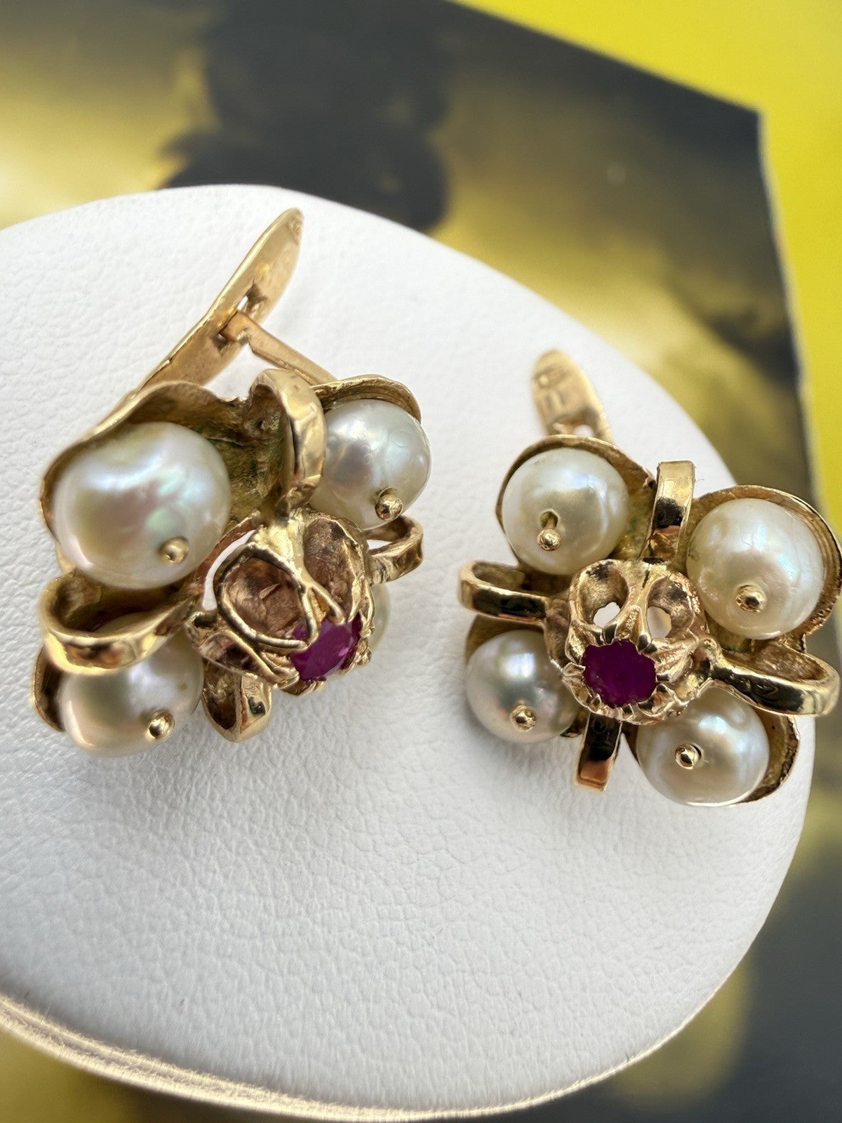Orecchini vintage in oro rosso 12 kt con rubini e perle, anni '70