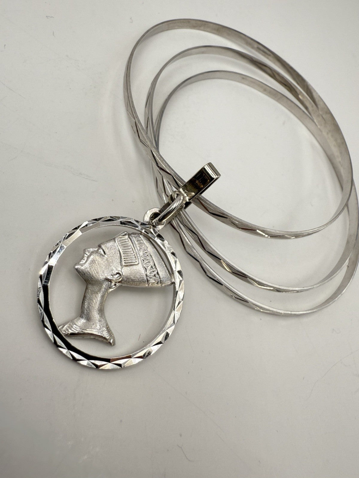 Bracciale a tre cerchi in oro bianco 18 kt con ciondolo Nefertiti, anni '60 – foto 8