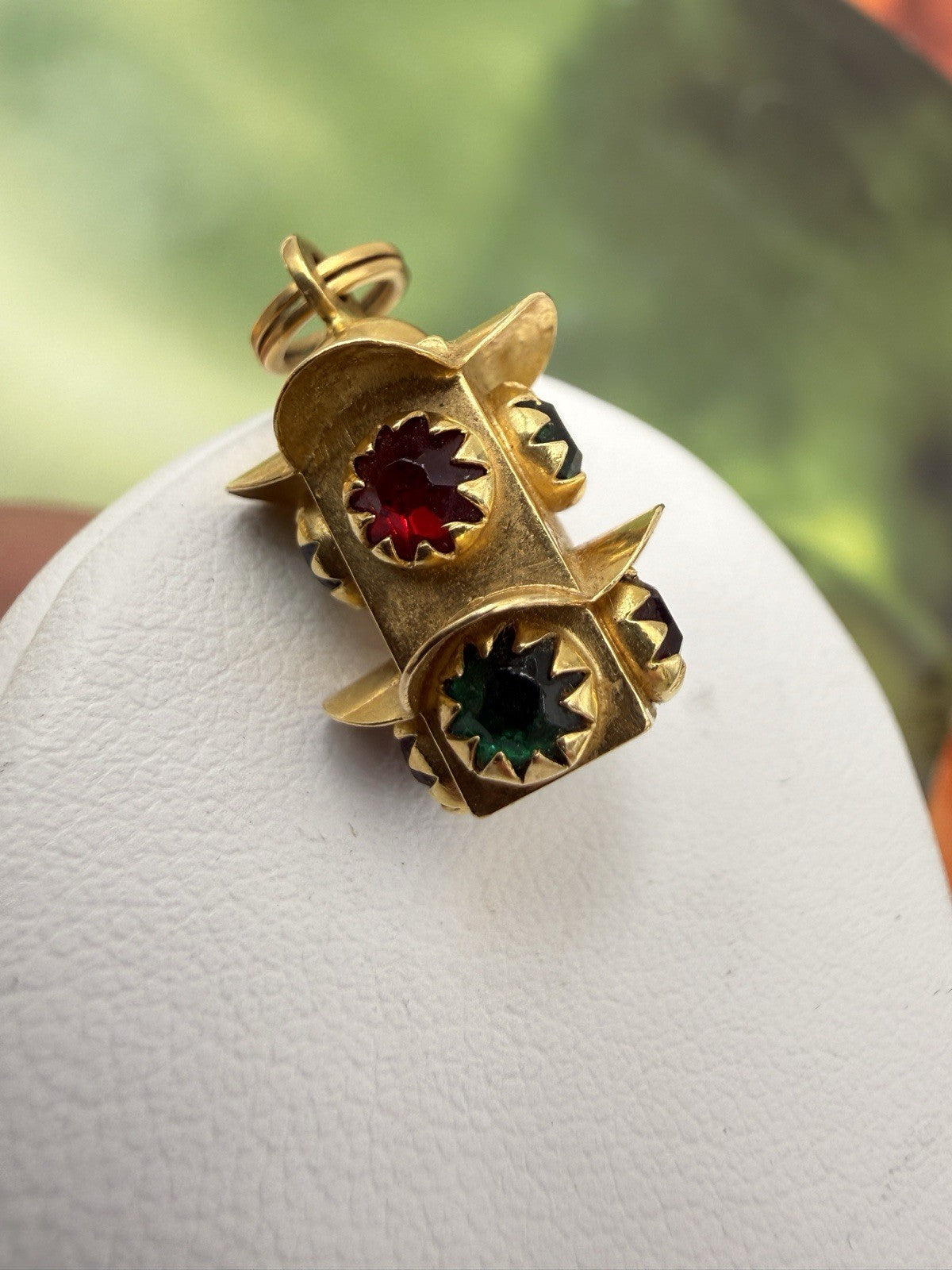 Ciondolo semaforo vintage in oro 18 kt con paste vitree, anni '70 – foto 6