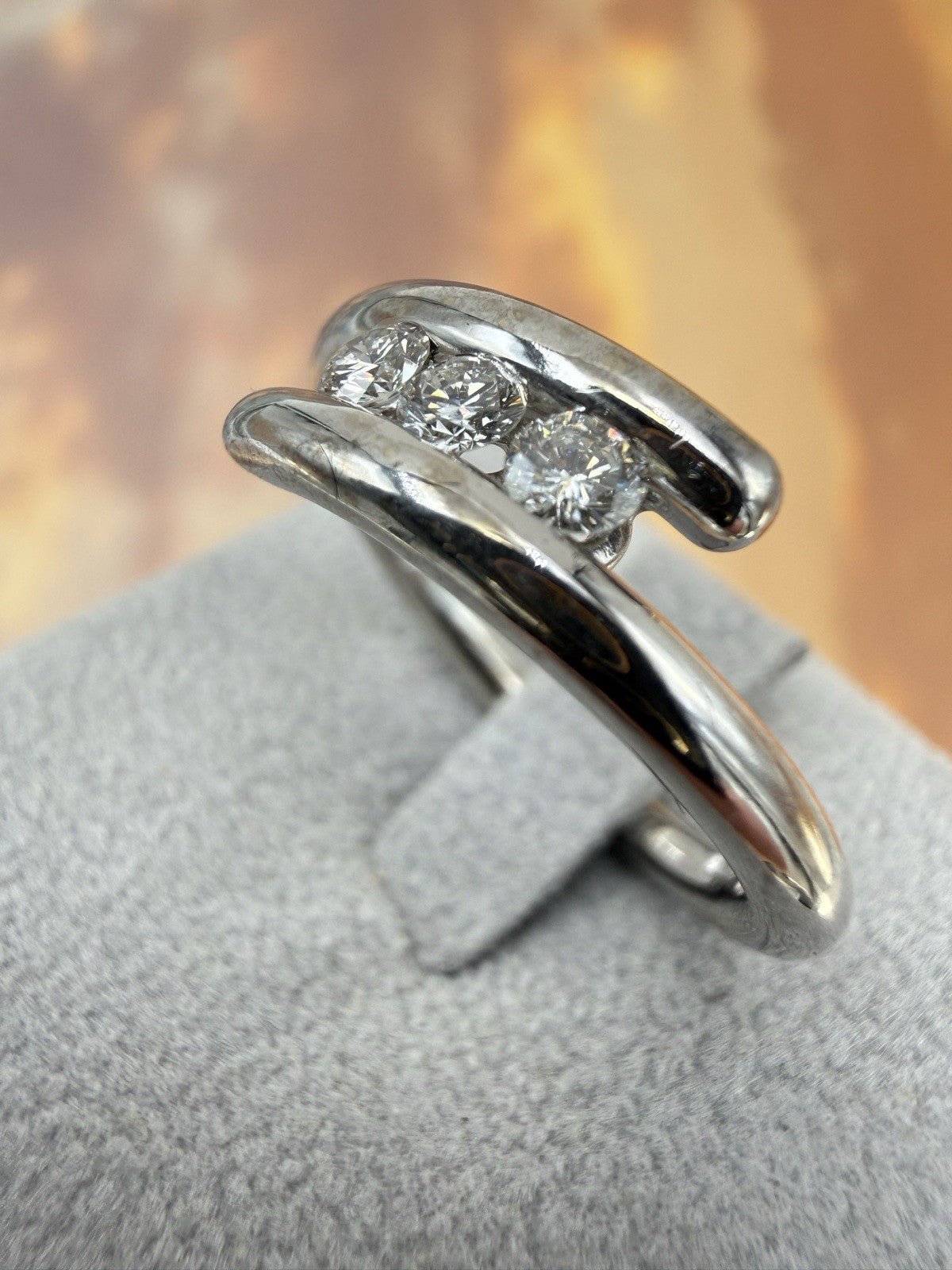 Anello trilogy Damiani in oro bianco 18 kt con diamanti da 0,30 ct – foto 10