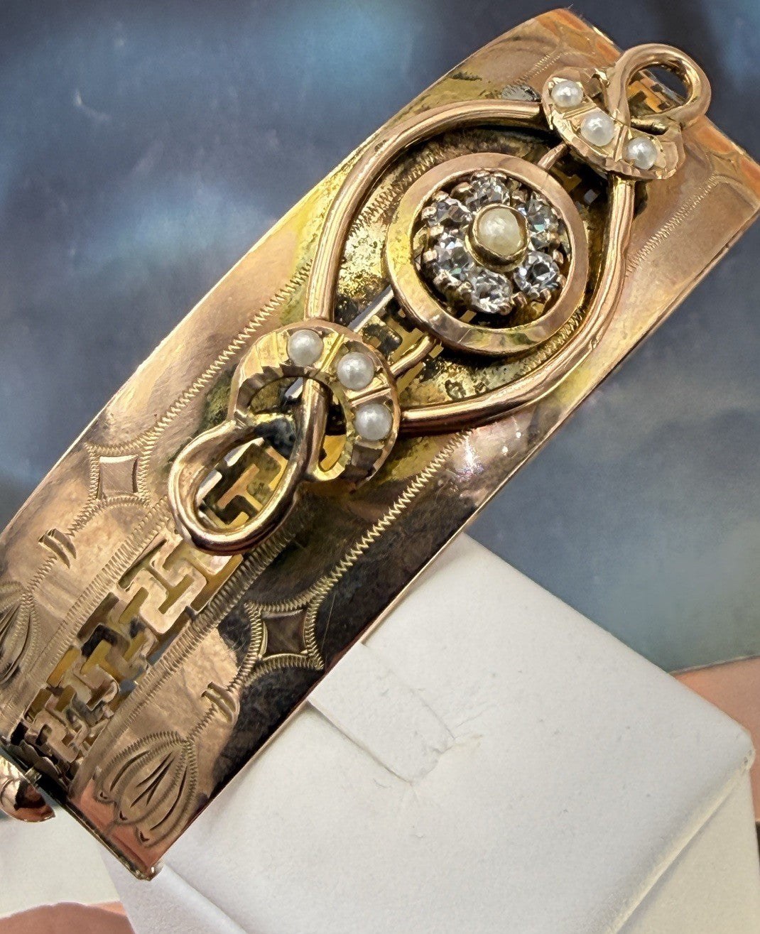 Bracciale a fascia antico in oro 6/7 kt con paste vitree e microperle – foto 2