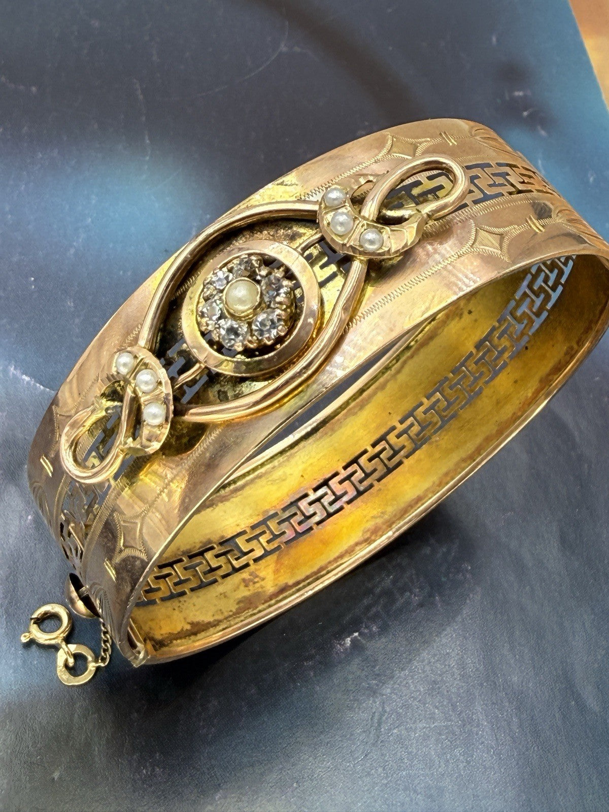 Bracciale a fascia antico in oro 6/7 kt con paste vitree e microperle
