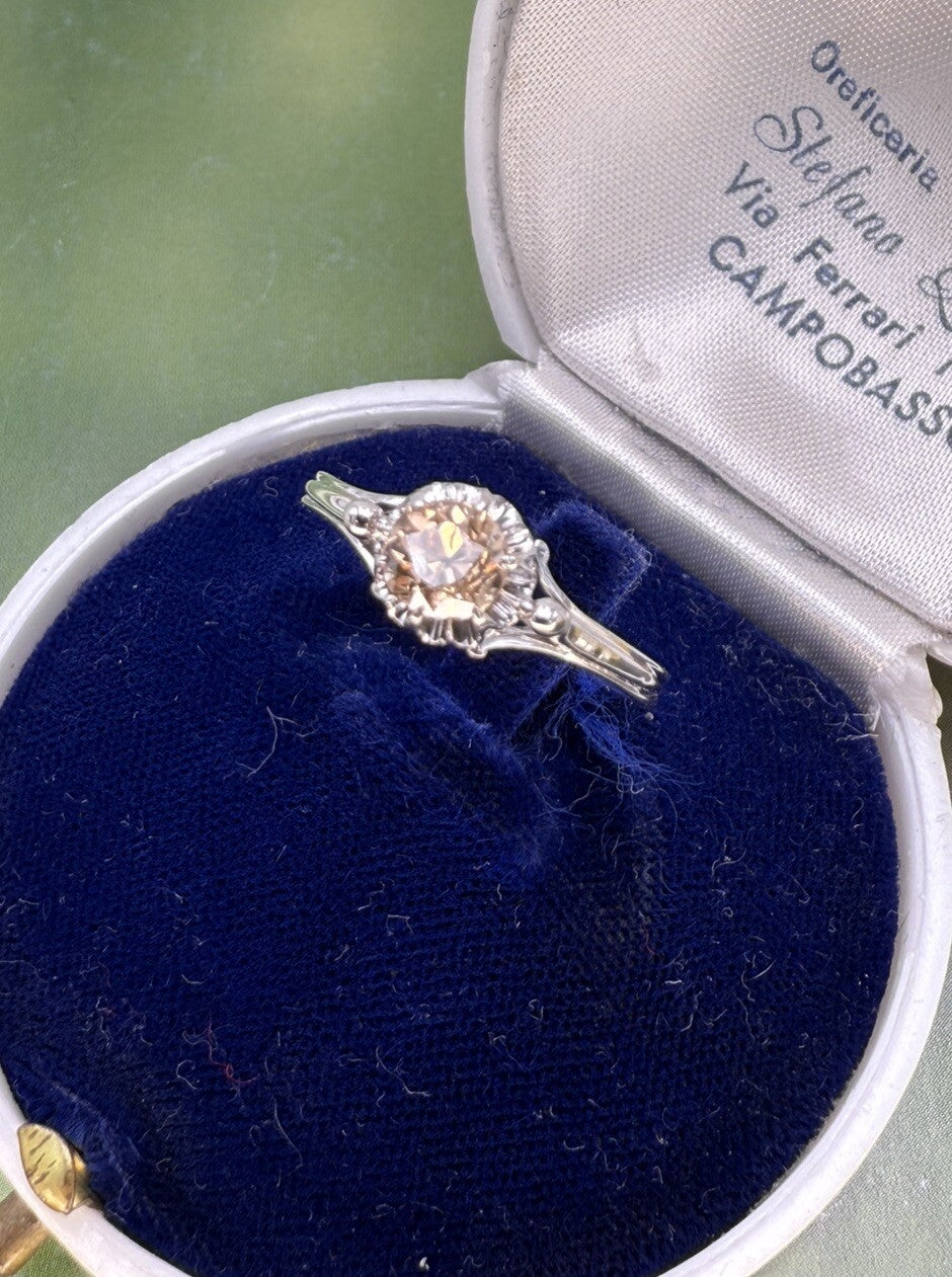Anello da fidanzamento vintage in oro bianco 18 kt con diamante brown, anni '60 – foto 4