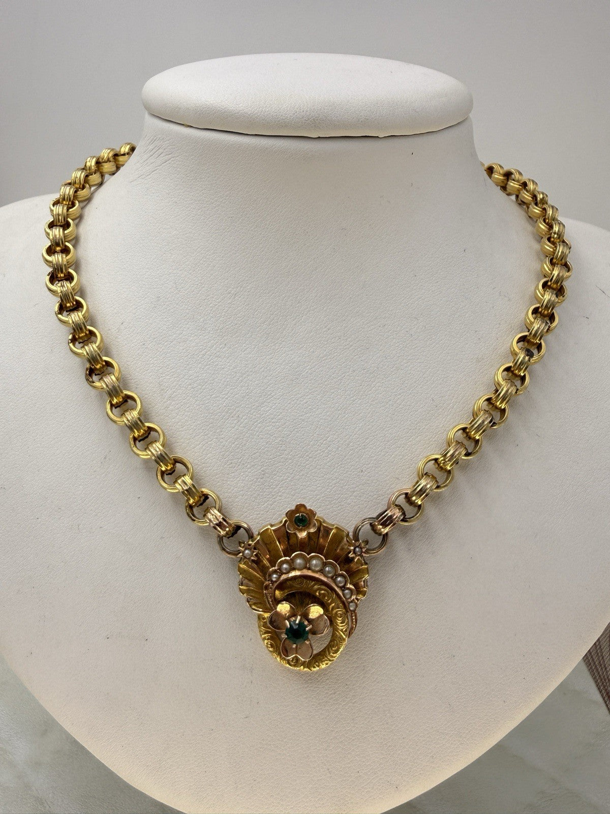 Collana antica in oro 6/7 kt con centrale a conchiglia, perline e paste vitree