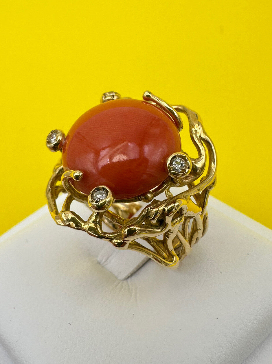 Anello artigianale in oro 18 kt con corallo cerasuolo e brillanti