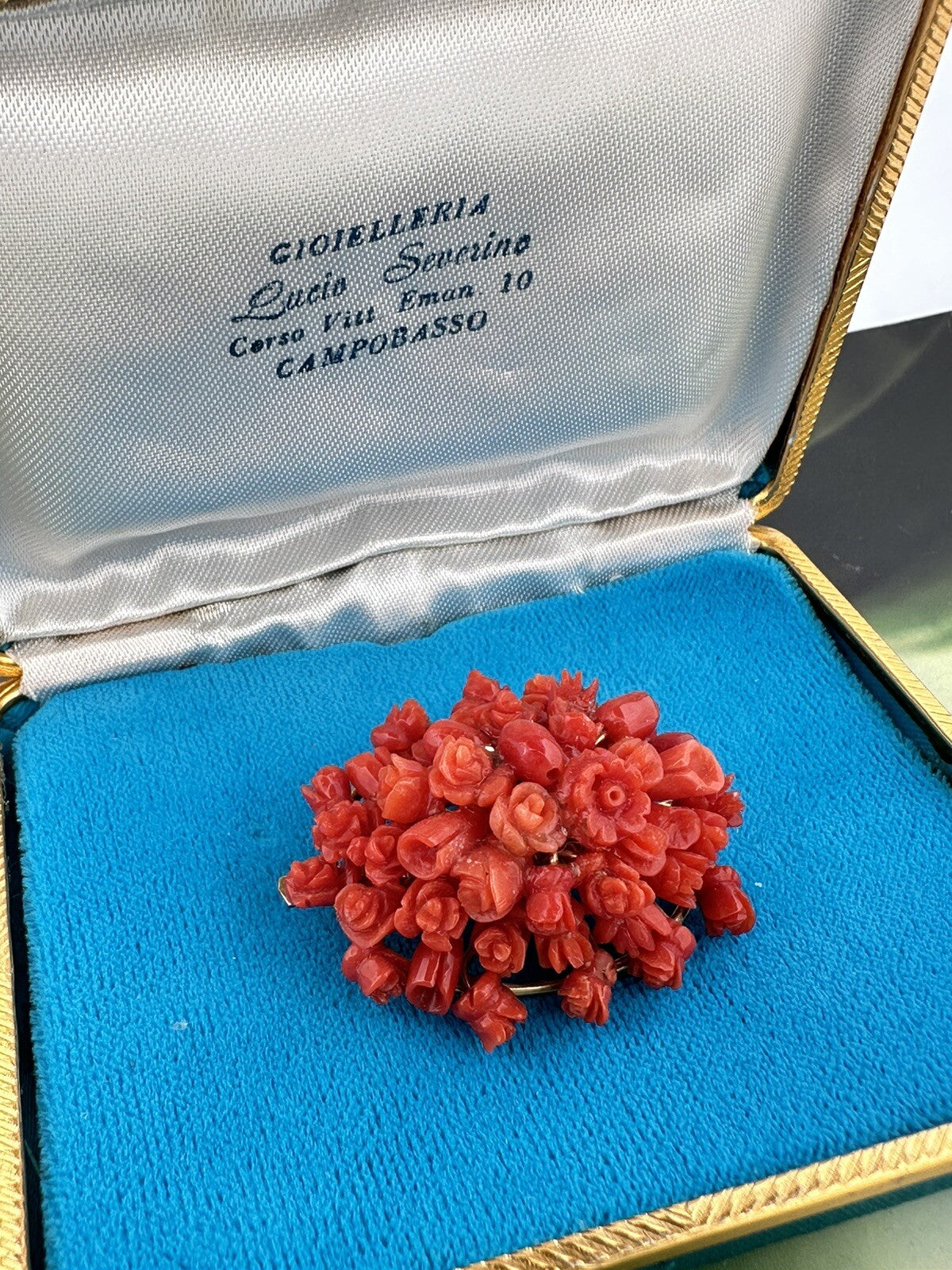 Spilla pendente in oro 18 kt con roselline di corallo, anni '70 – foto 2