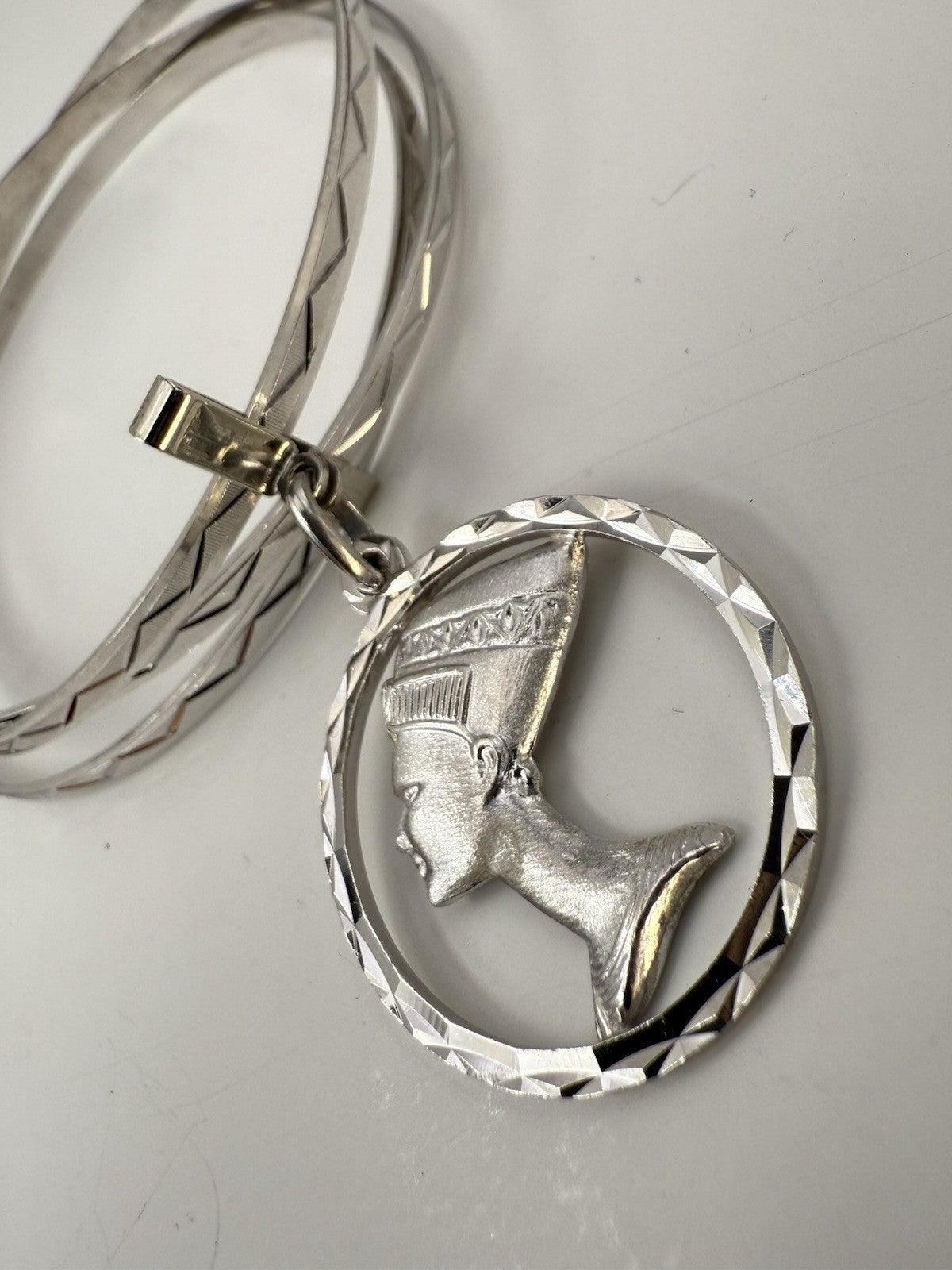 Bracciale a tre cerchi in oro bianco 18 kt con ciondolo Nefertiti, anni '60 – foto 6