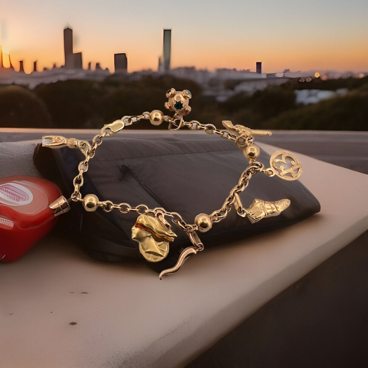 Bracciale portafortuna artigianale in oro 18 kt con 8 charms – foto 2