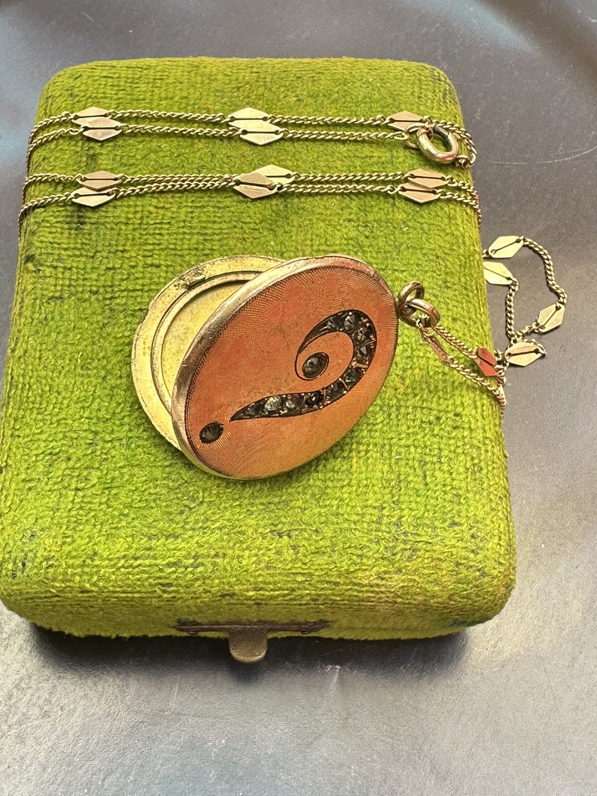 Collana con ciondolo portafoto antico in oro rosso 9 kt, inizi '900 – foto 5