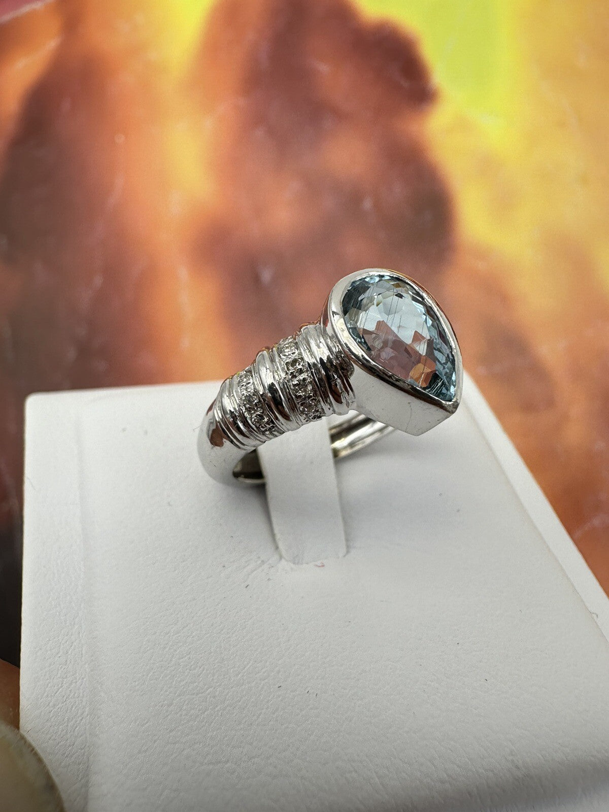 Anello artigianale in oro bianco 18 kt con acquamarina a goccia e brillanti – foto 5