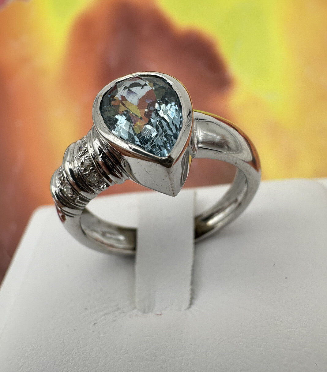 Anello artigianale in oro bianco 18 kt con acquamarina a goccia e brillanti – foto 3