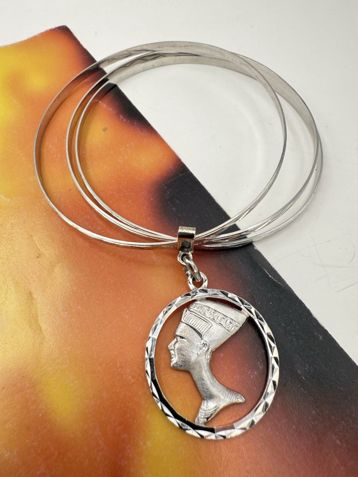 Bracciale a tre cerchi in oro bianco 18 kt con ciondolo Nefertiti, anni '60 – foto 3