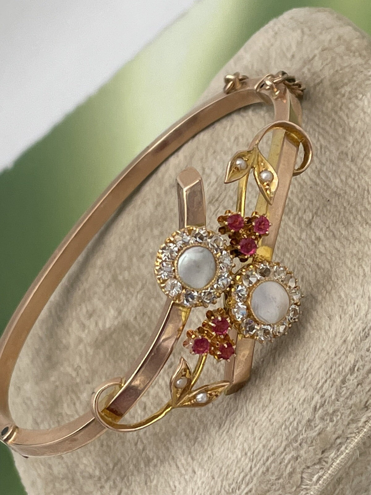 Bracciale rigido antico in oro rosa 12 kt con paste vitree e perline, inizi '900 – foto 2