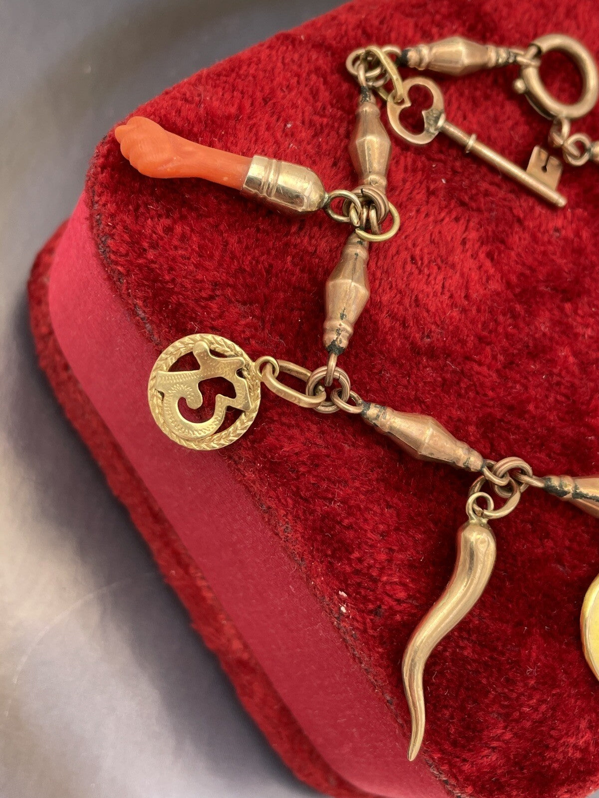 Bracciale portafortuna antico in oro rosa 6/7 kt con 8 charms – foto 11