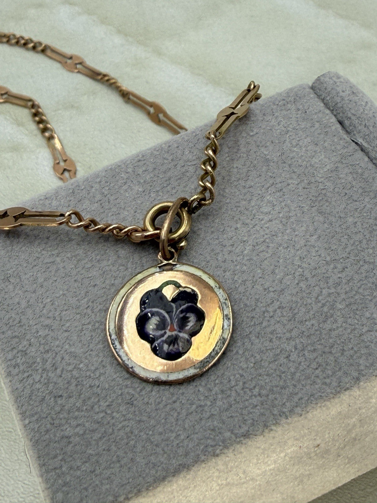 Collana antica in oro 9 kt con ciondolo floreale smaltato viola, inizi '900 – foto 3