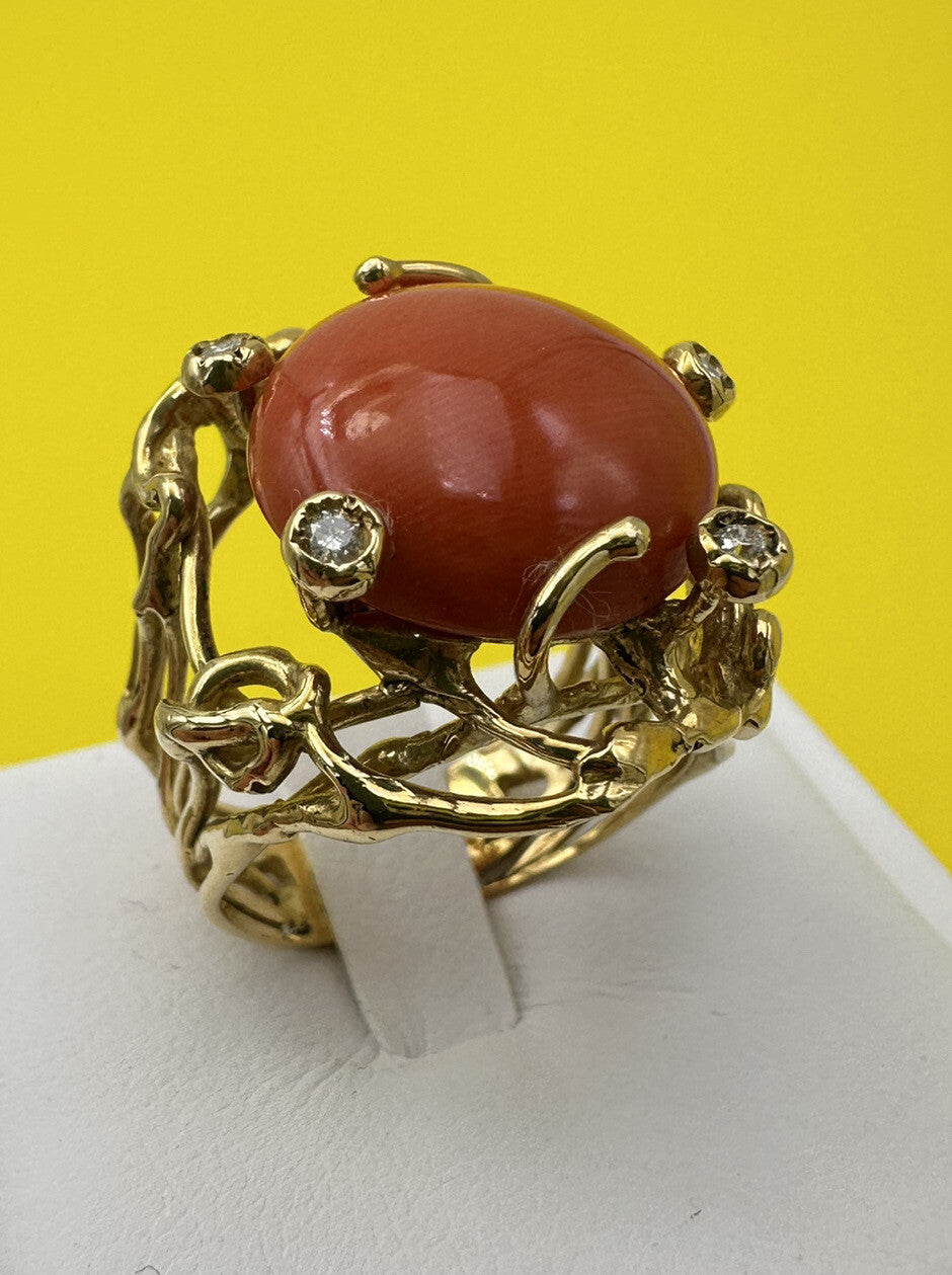 Anello artigianale in oro 18 kt con corallo cerasuolo e brillanti – foto 4