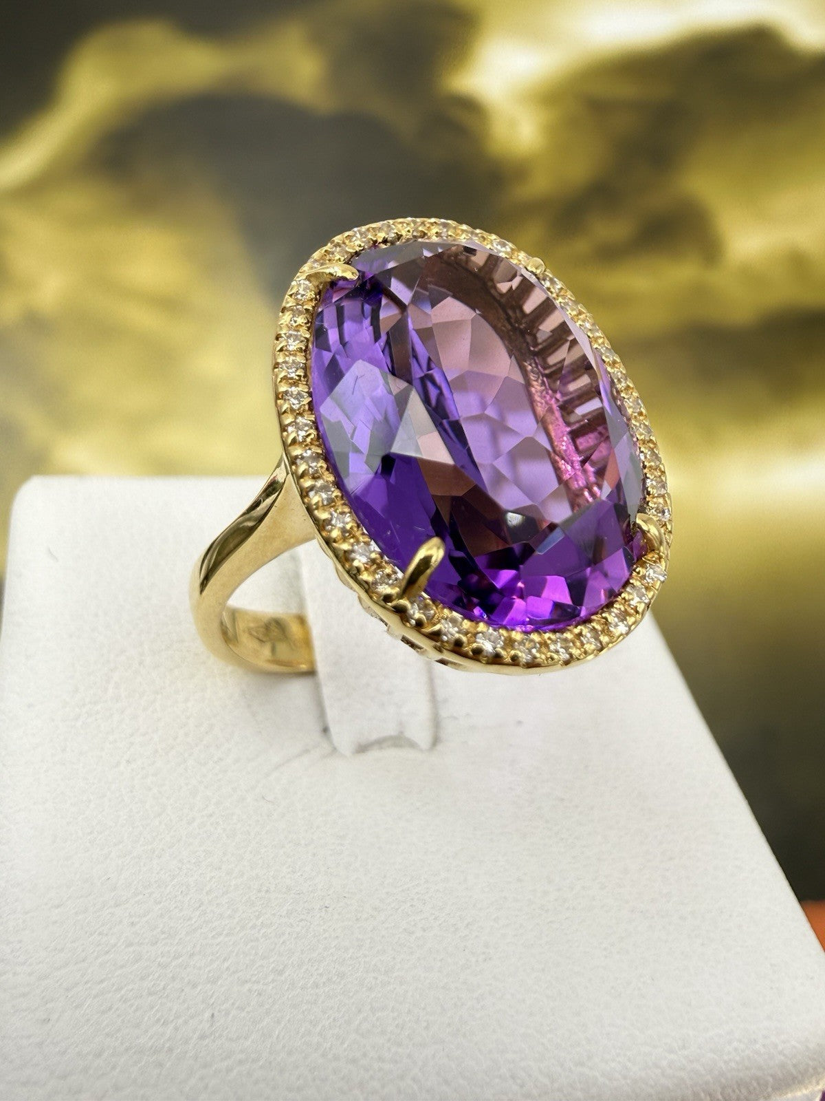 Anello in oro 18 kt con grande ametista e contorno di zirconi