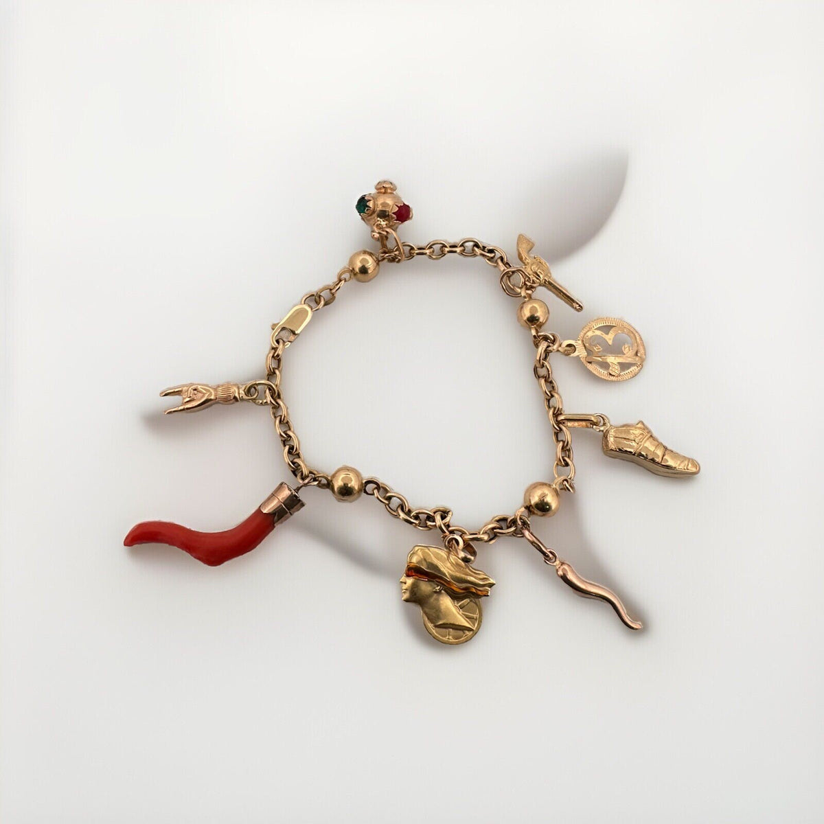 Bracciale portafortuna artigianale in oro 18 kt con 8 charms – foto 3