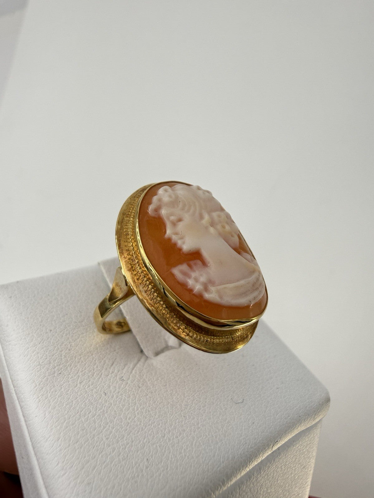Anello con cammeo in conchiglia volto di donna, oro 18 kt – foto 12