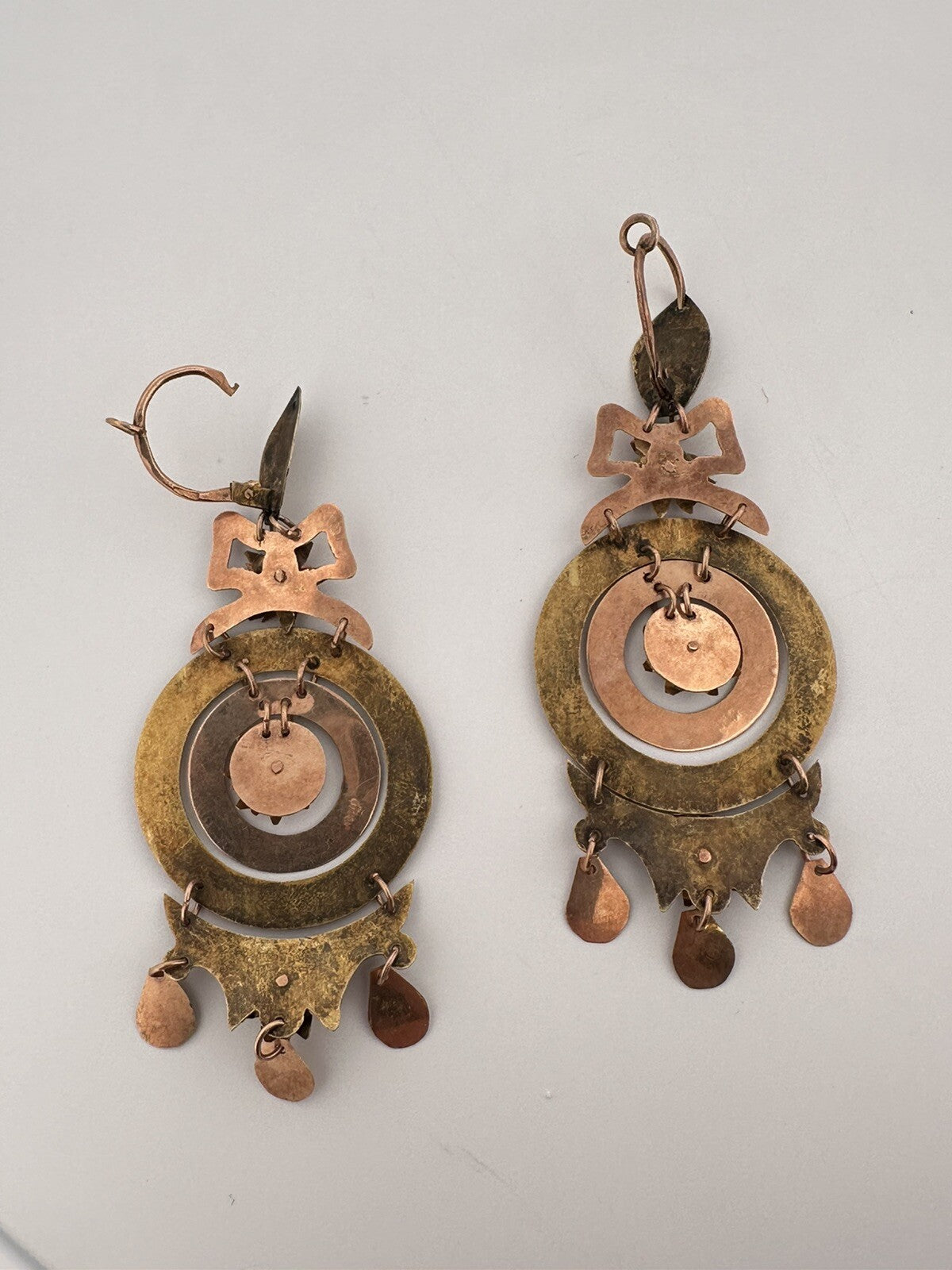 Orecchini borbonici a lamina d'oro 6/7 kt con fiocco floreale, '800 – foto 11