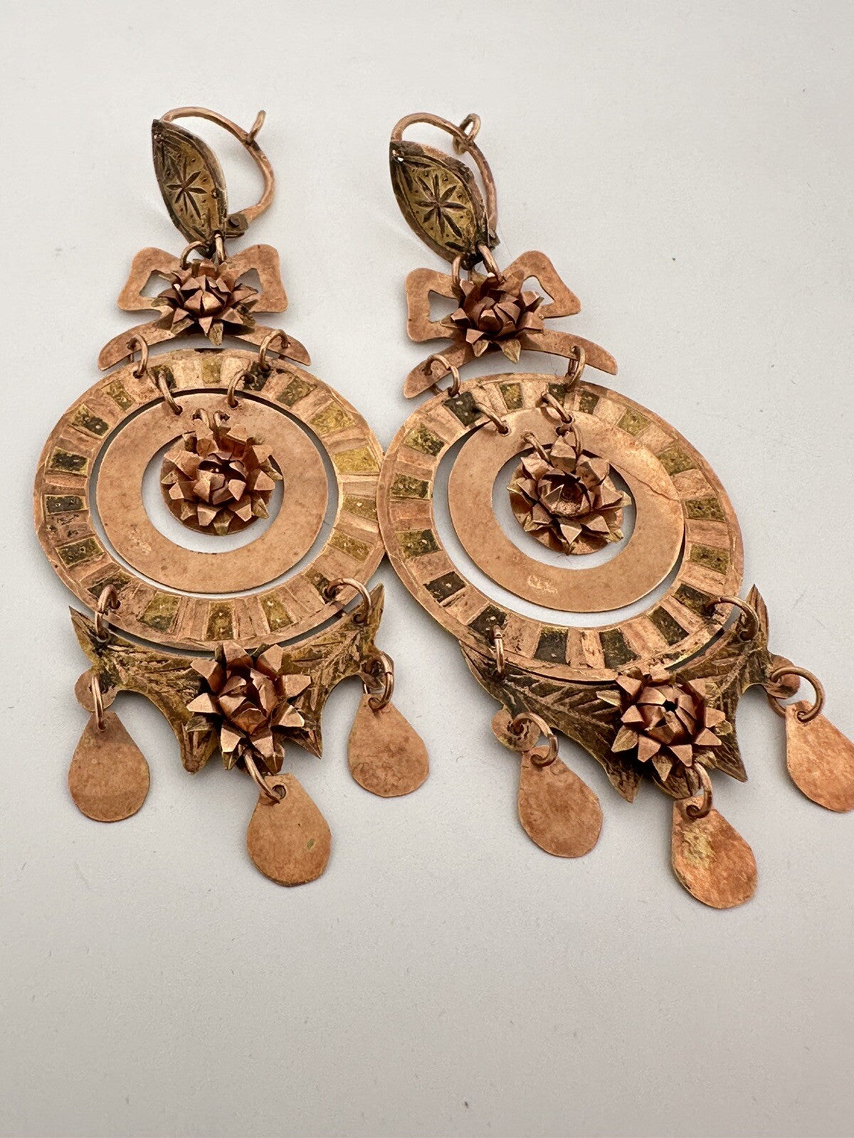 Orecchini borbonici a lamina d'oro 6/7 kt con fiocco floreale, '800 – foto 16