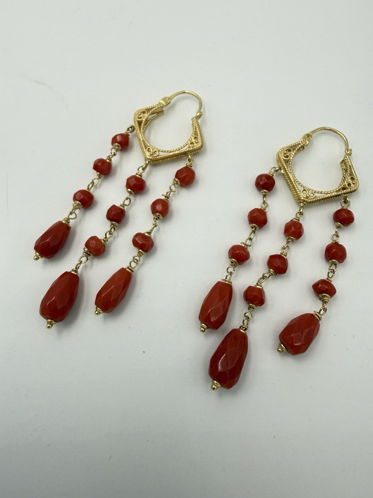 Orecchini pendenti in oro 18 kt con gocce di corallo sfaccettato – foto 11
