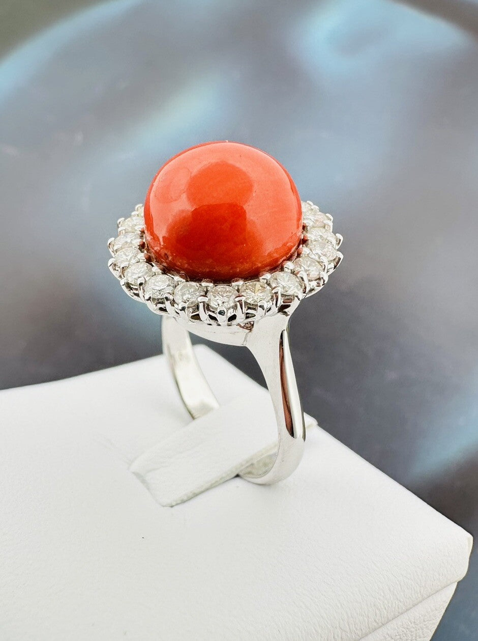 Anello artigianale in oro bianco 18 kt con sfera di corallo e brillanti – foto 4