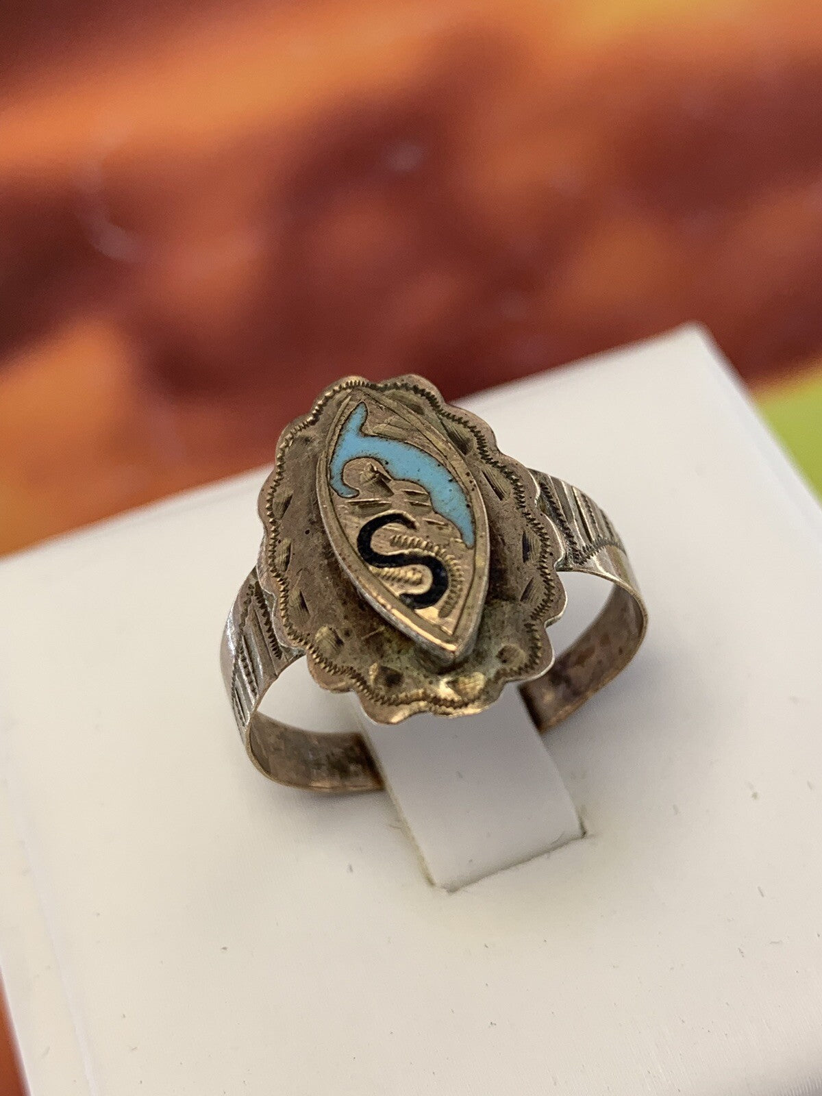 Anello borbonico largo con smalti e lettera S in oro 6/7 kt, fine '800 – foto 5