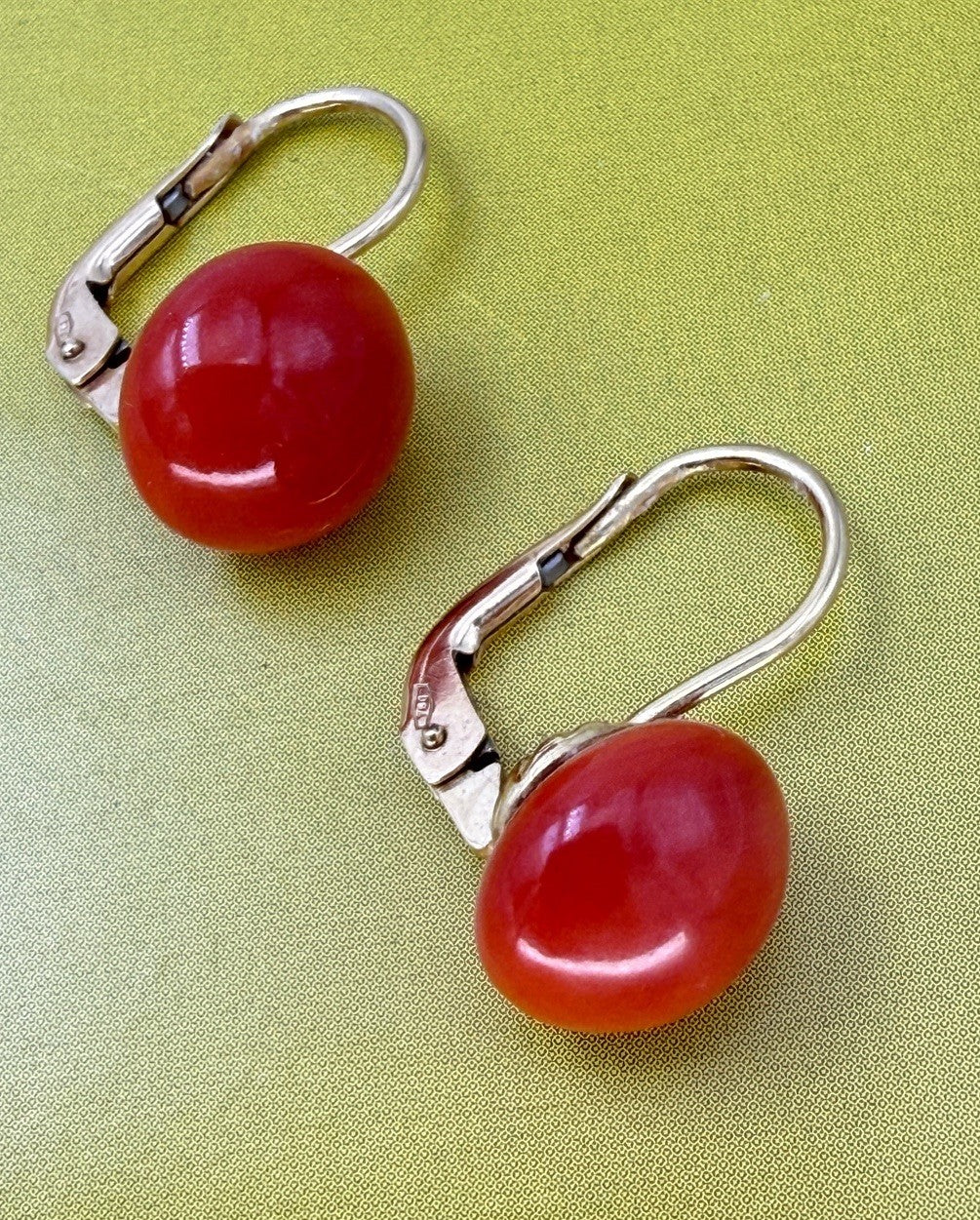 Orecchini in oro giallo 18 kt con corallo mediterraneo a bottone – foto 7