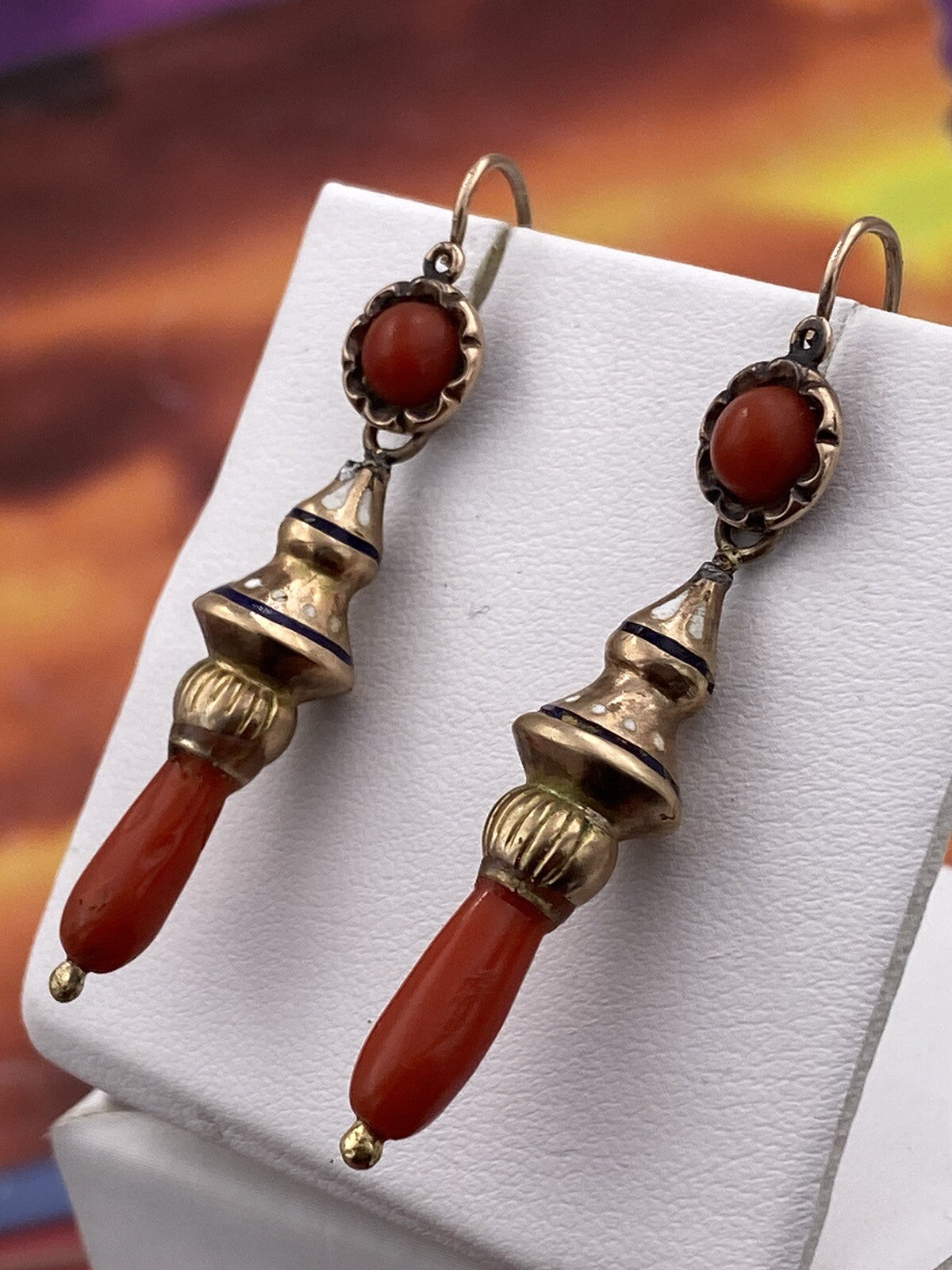 Orecchini antichi in oro rosso 6/7 kt con corallo e smalti, fine '800