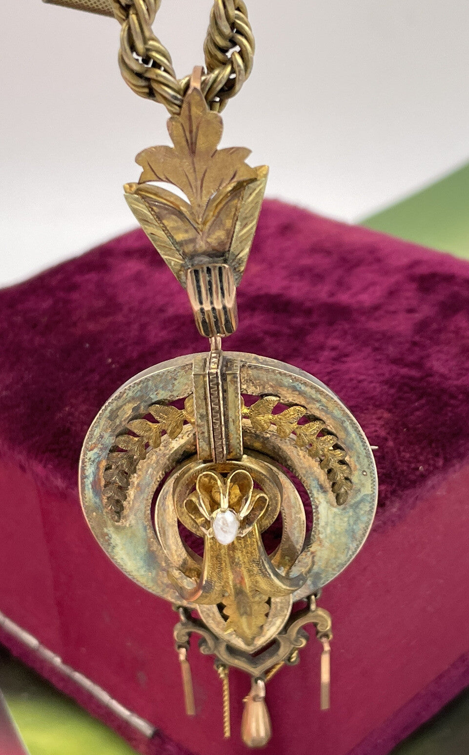 Collana antica in oro 6/7 kt con centrale-spilla inciso e perla, fine '800