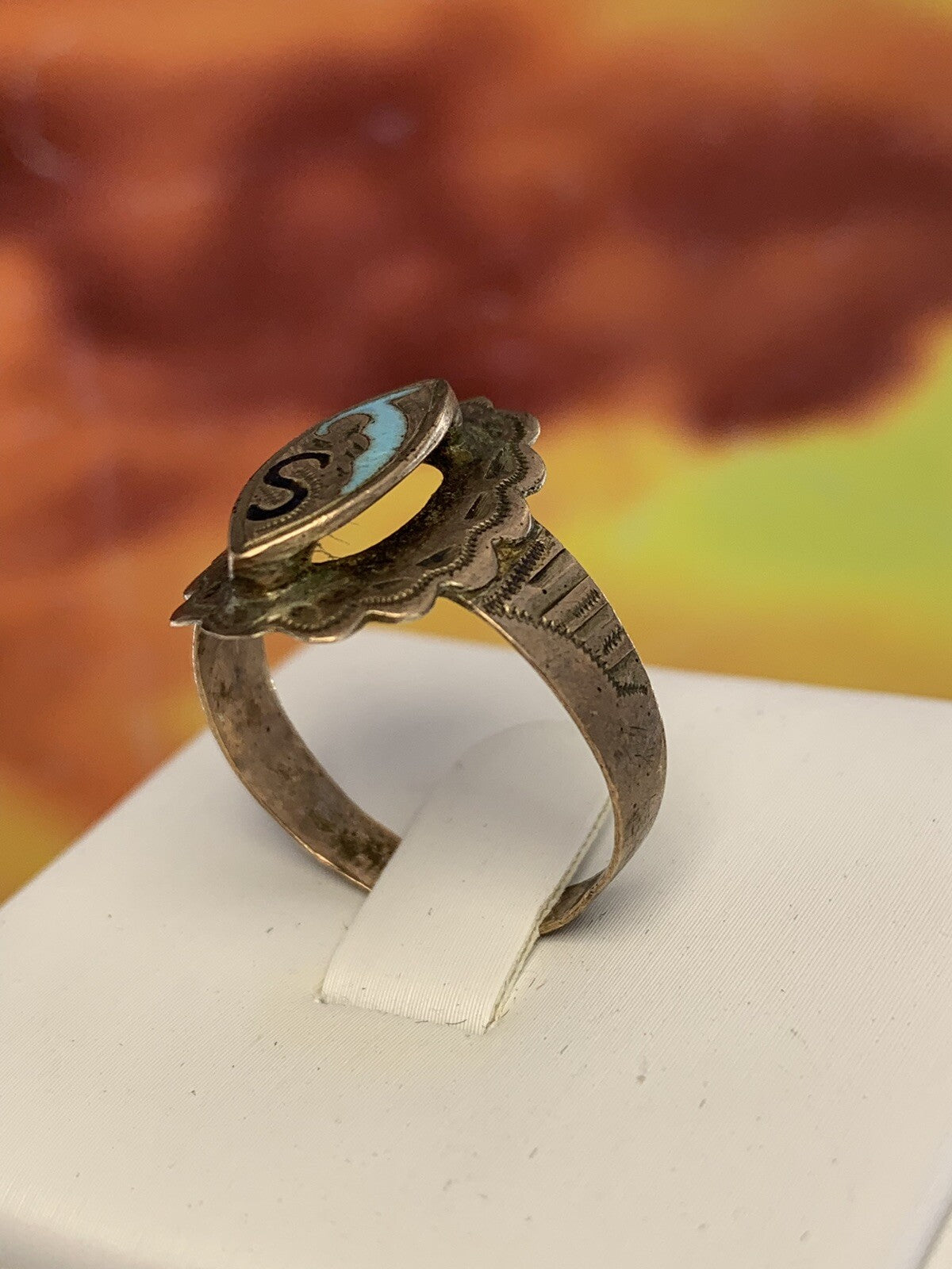 Anello borbonico largo con smalti e lettera S in oro 6/7 kt, fine '800 – foto 8