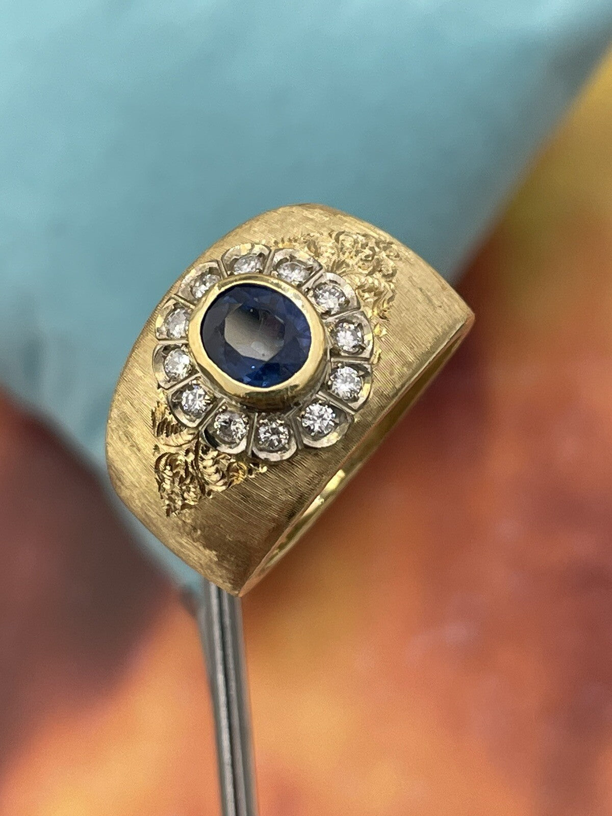 Anello a fascia inciso a mano in oro 18 kt con zaffiro e brillanti – foto 11