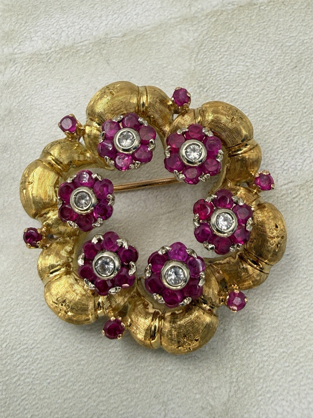 Spilla vintage in oro 18 kt con rubini e brillanti, anni '70 – foto 3