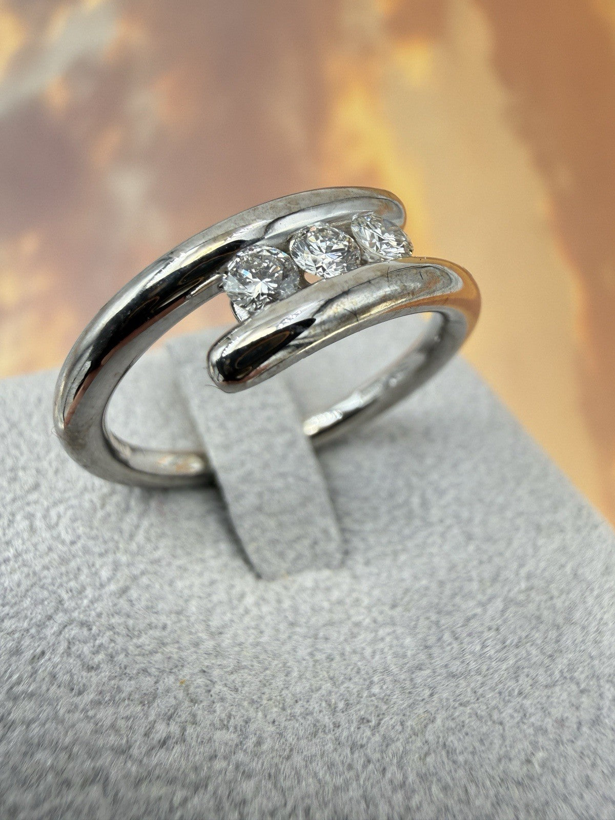 Anello trilogy Damiani in oro bianco 18 kt con diamanti da 0,30 ct – foto 12