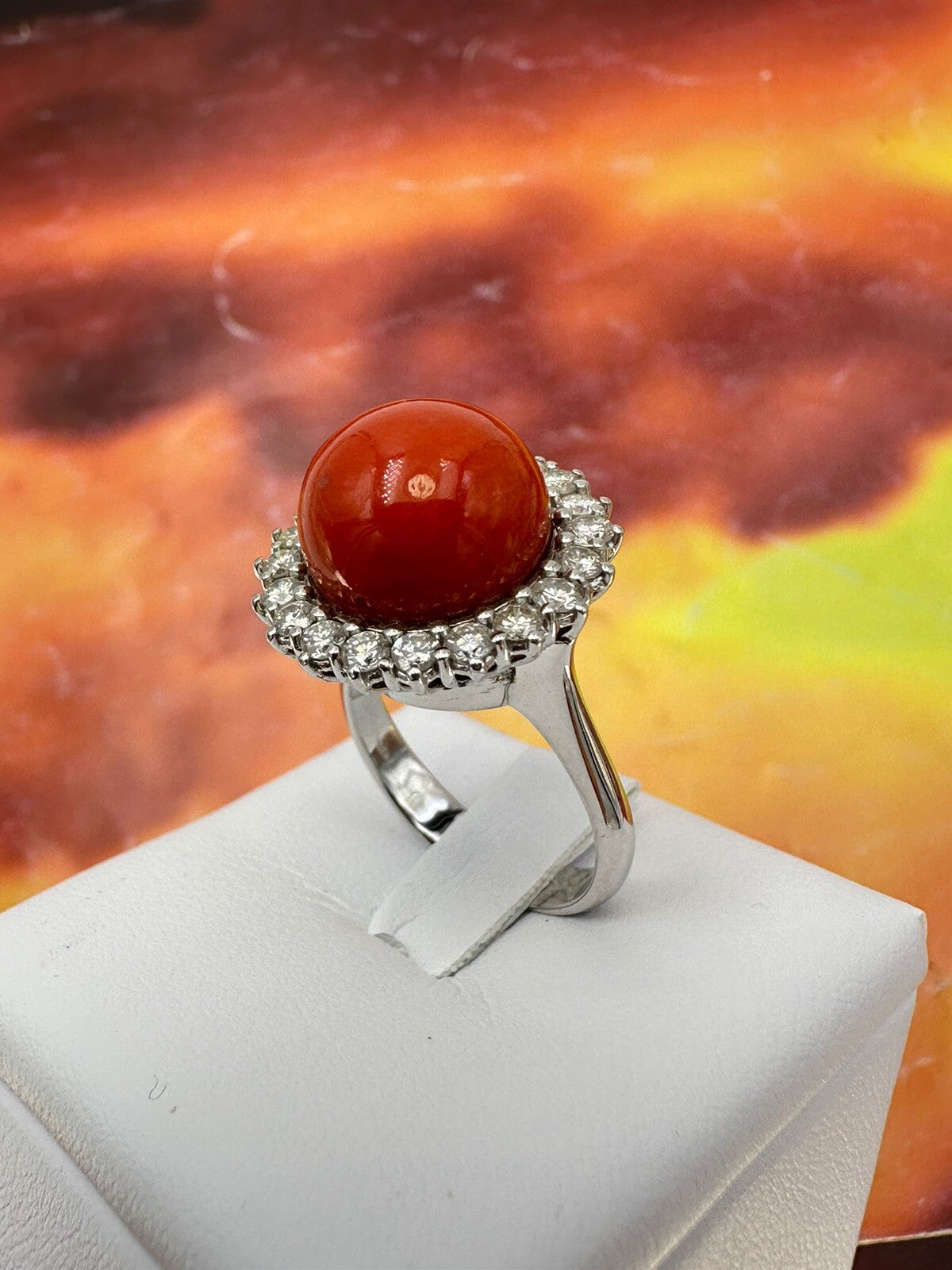 Anello artigianale in oro bianco 18 kt con sfera di corallo e brillanti – foto 11