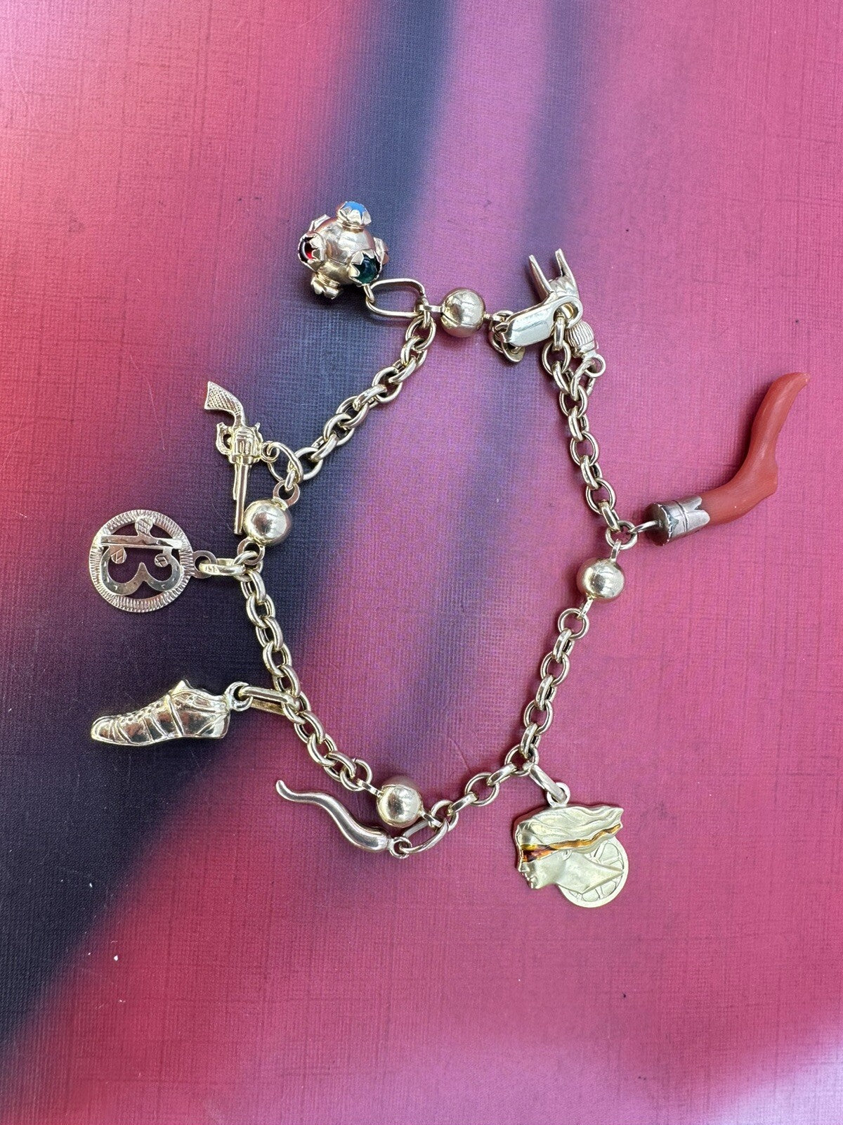 Bracciale portafortuna artigianale in oro 18 kt con 8 charms – foto 14