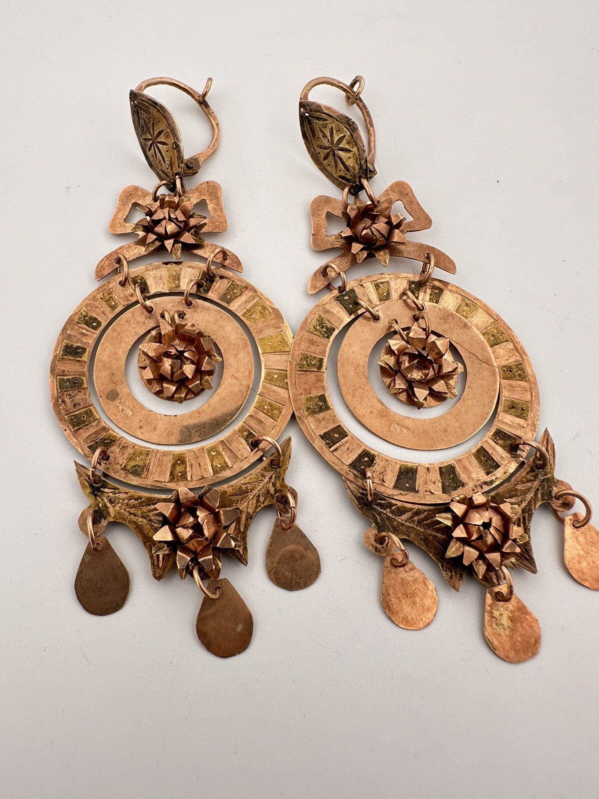 Orecchini borbonici a lamina d'oro 6/7 kt con fiocco floreale, '800 – foto 7