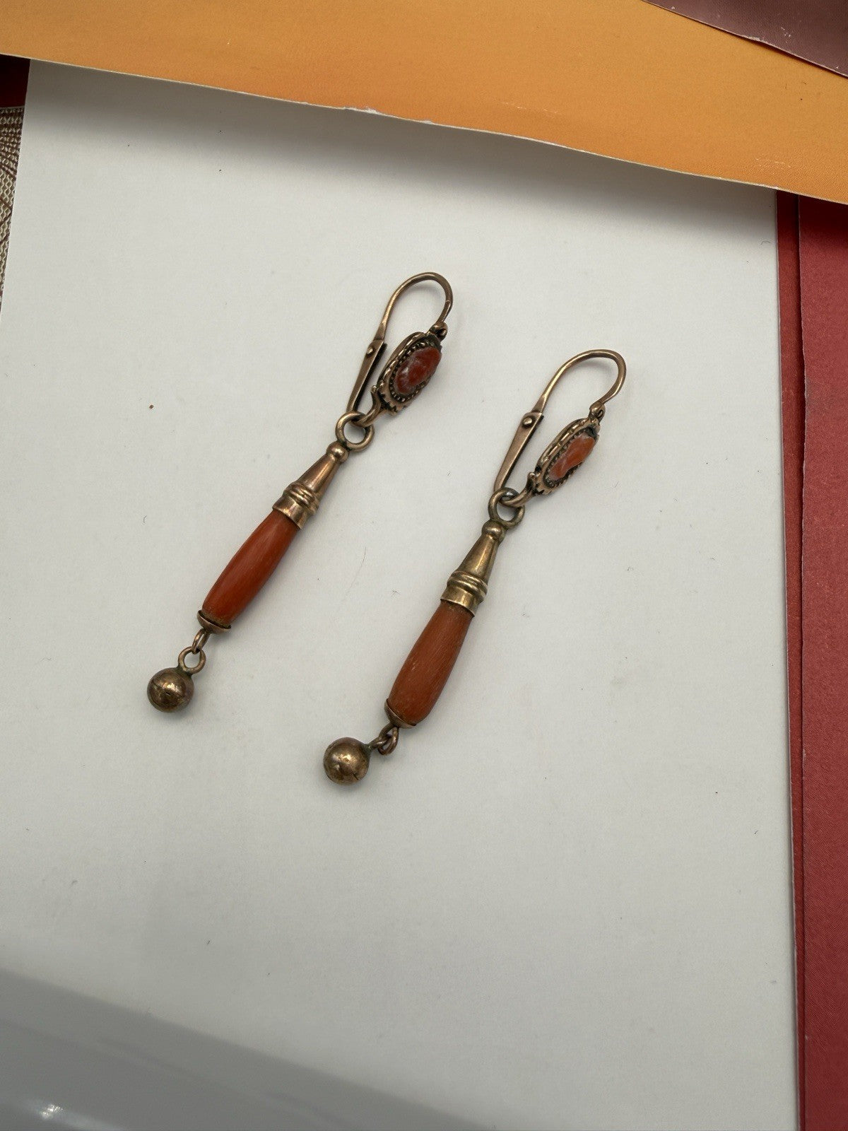 Orecchini antichi in oro rosso 6/7 kt con corallo inciso a volto femminile – foto 6