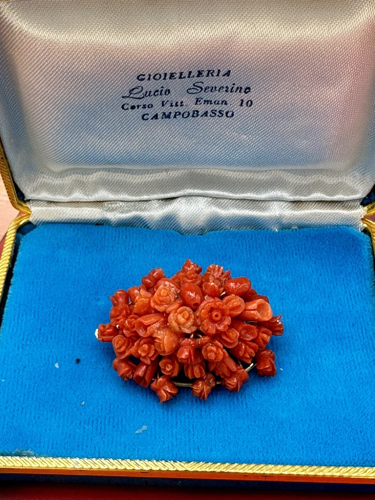 Spilla pendente in oro 18 kt con roselline di corallo, anni '70 – foto 16