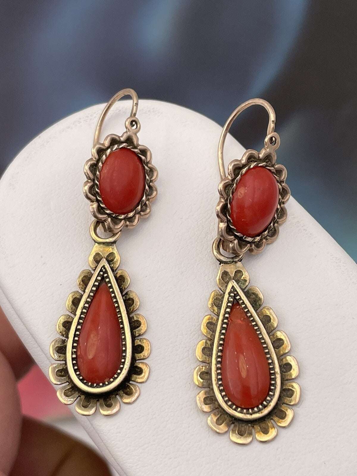 Orecchini antichi in oro rosso 6/7 kt con corallo cabochon a goccia, fine '800 – foto 4