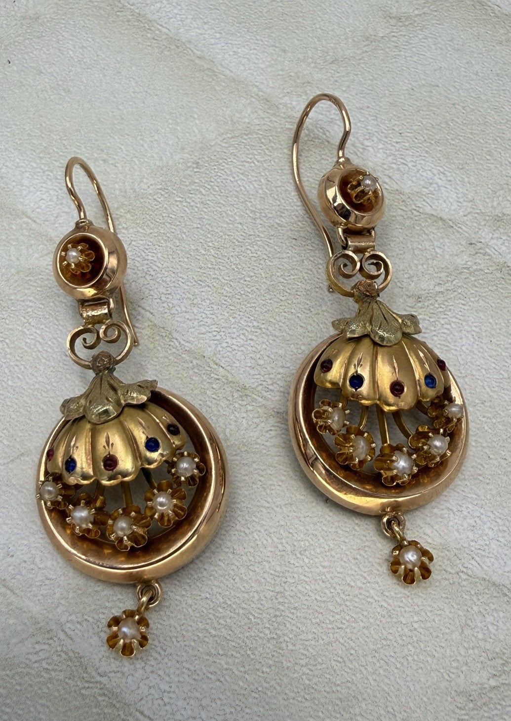 Orecchini borbonici in oro 6/7 kt con paste vitree rosse e blu e microperle – foto 2