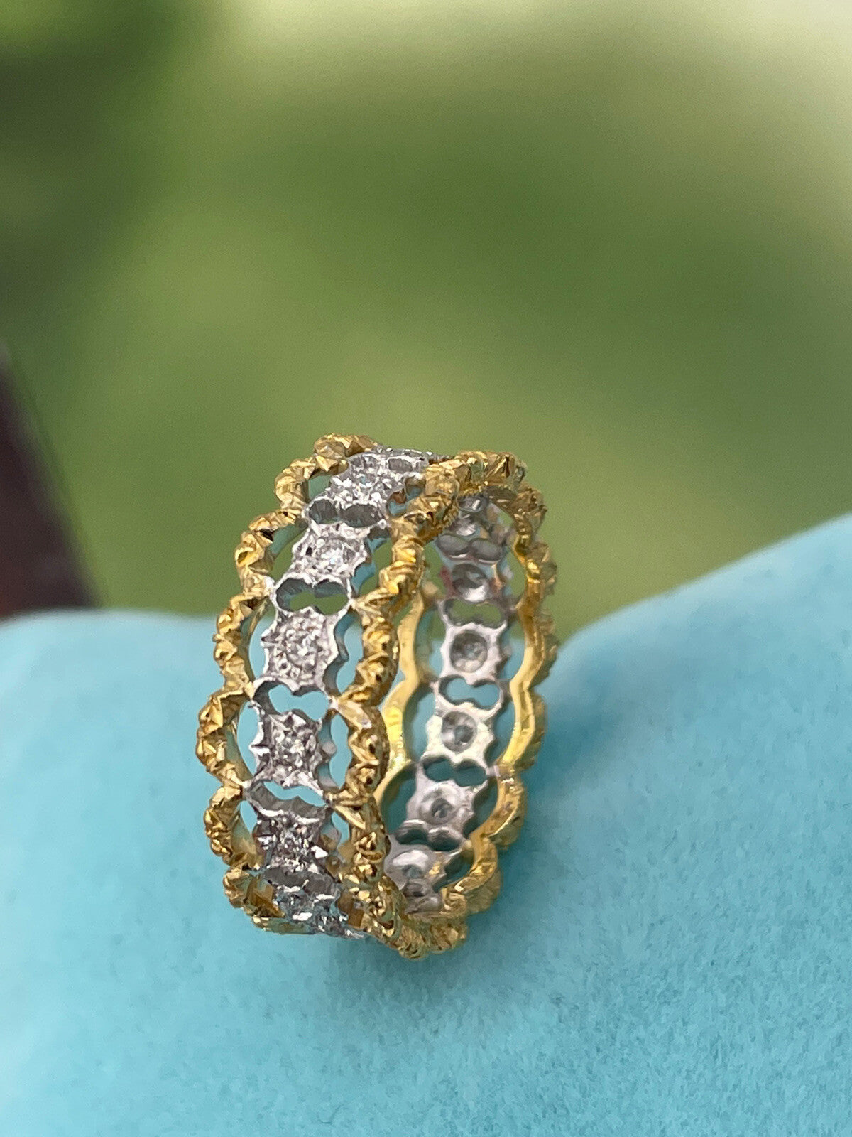 Anello eternity inciso a mano in oro bianco e giallo 18 kt con brillanti
