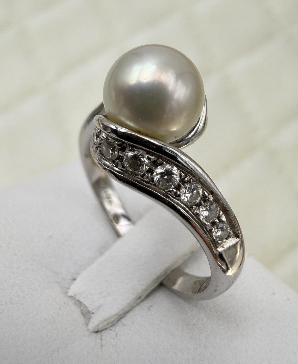 Anello Mikawa in oro bianco 18 kt con perla e brillanti