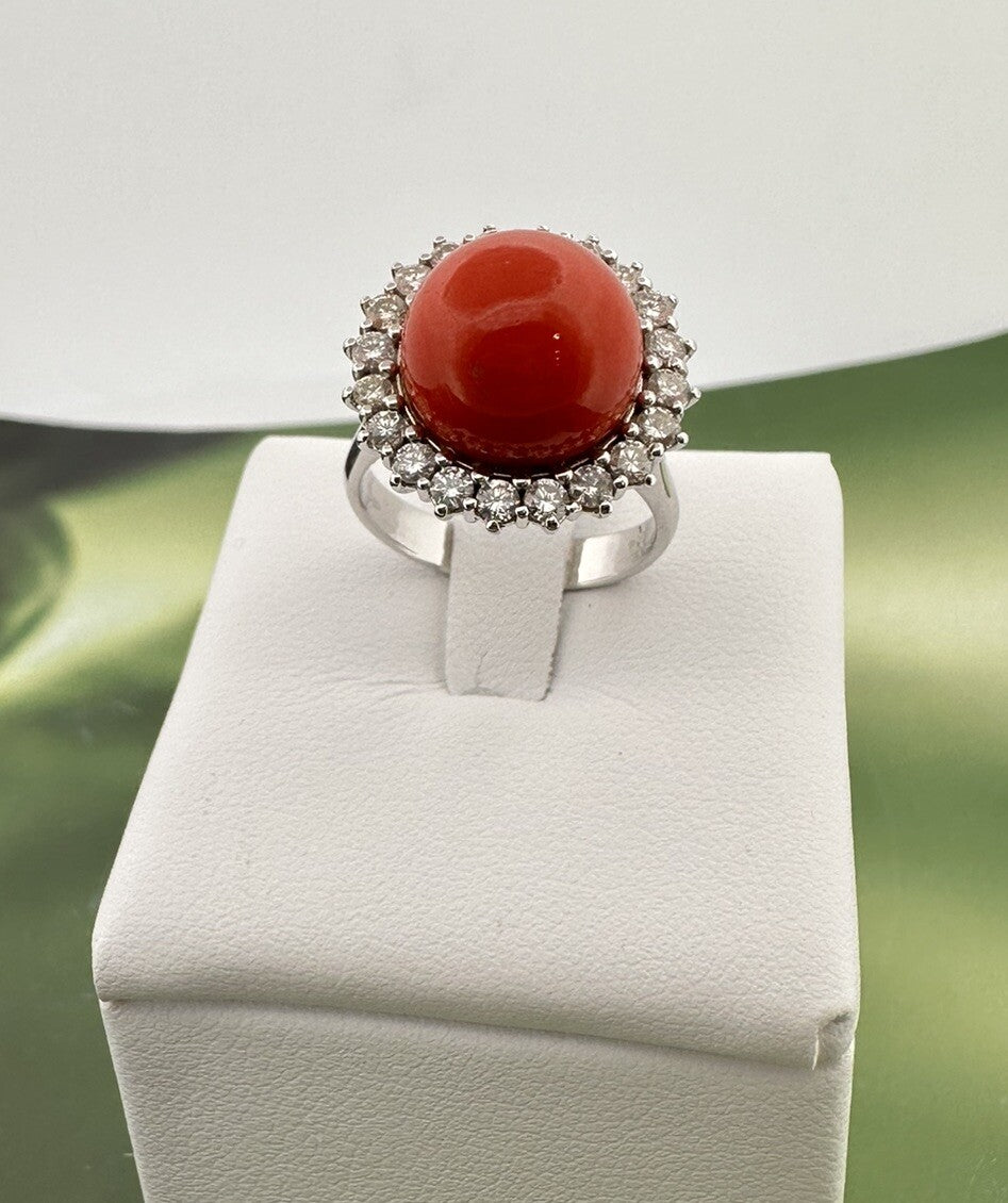 Anello artigianale in oro bianco 18 kt con sfera di corallo e brillanti – foto 10