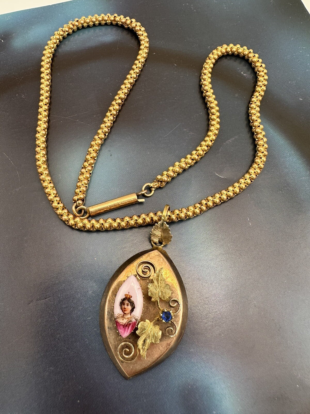 Collana antica in oro 6/7 kt con ciondolo floreale e miniatura su ceramica – foto 6