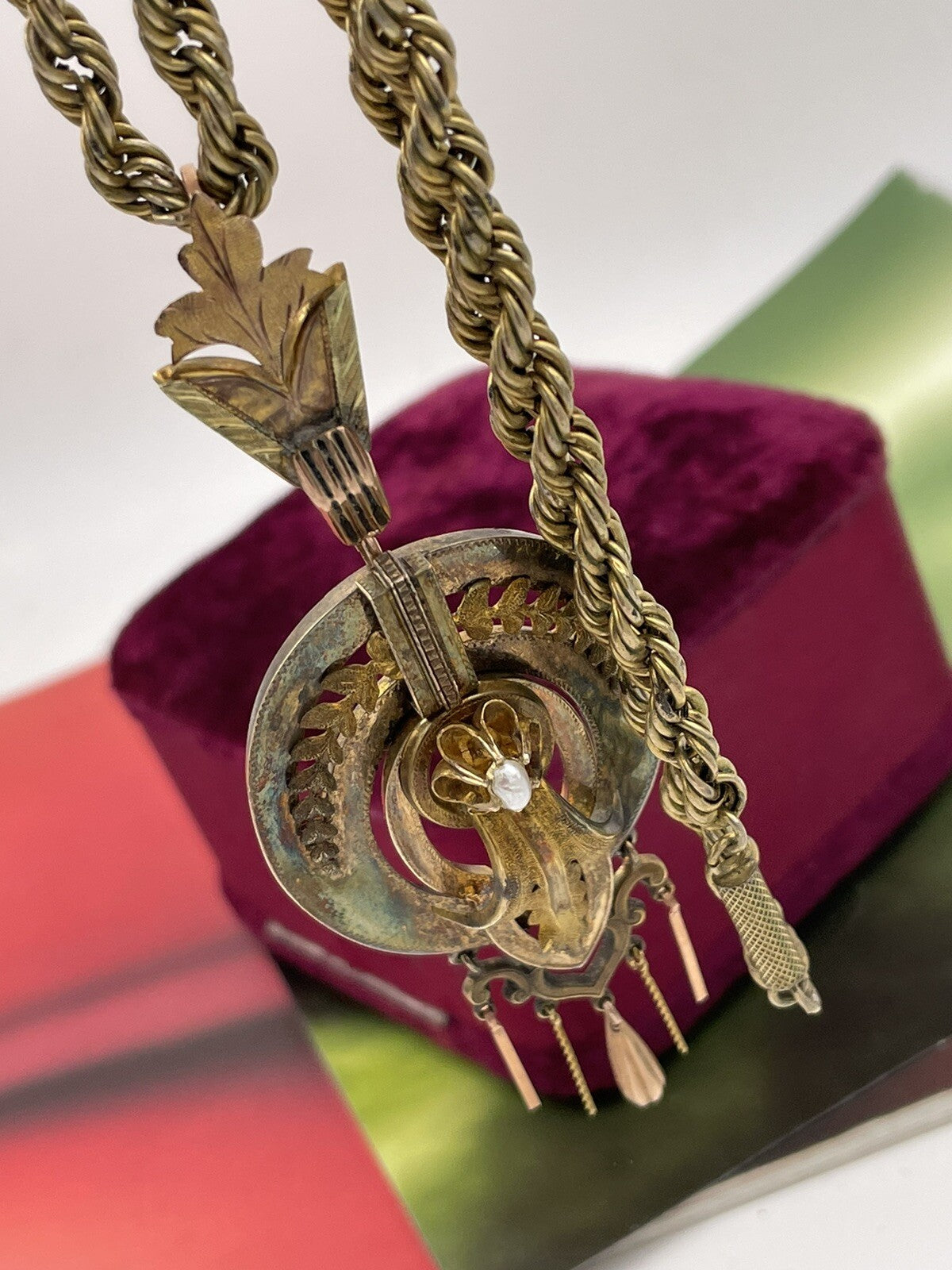 Collana antica in oro 6/7 kt con centrale-spilla inciso e perla, fine '800 – foto 6