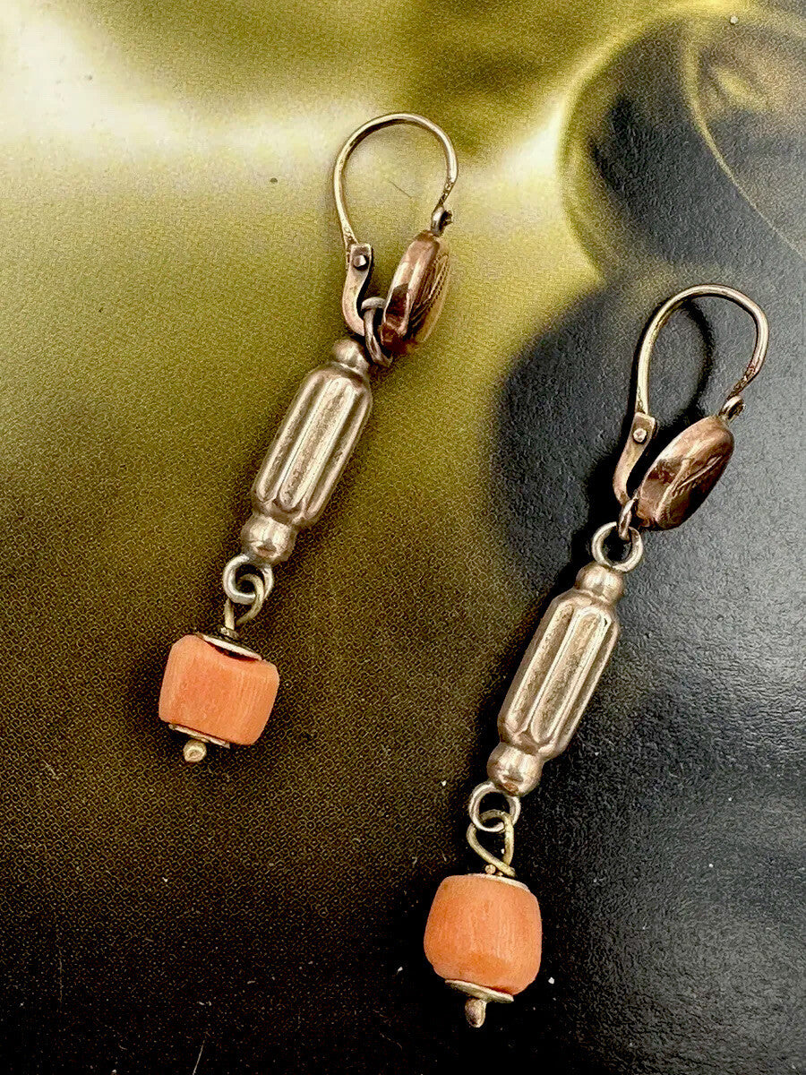 Orecchini pendenti antichi in oro rosso 9 kt con corallo, inizi '900
