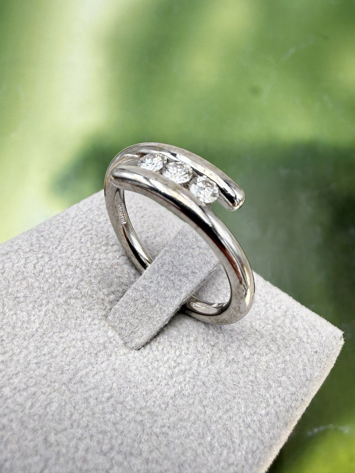 Anello trilogy Damiani in oro bianco 18 kt con diamanti da 0,30 ct – foto 21