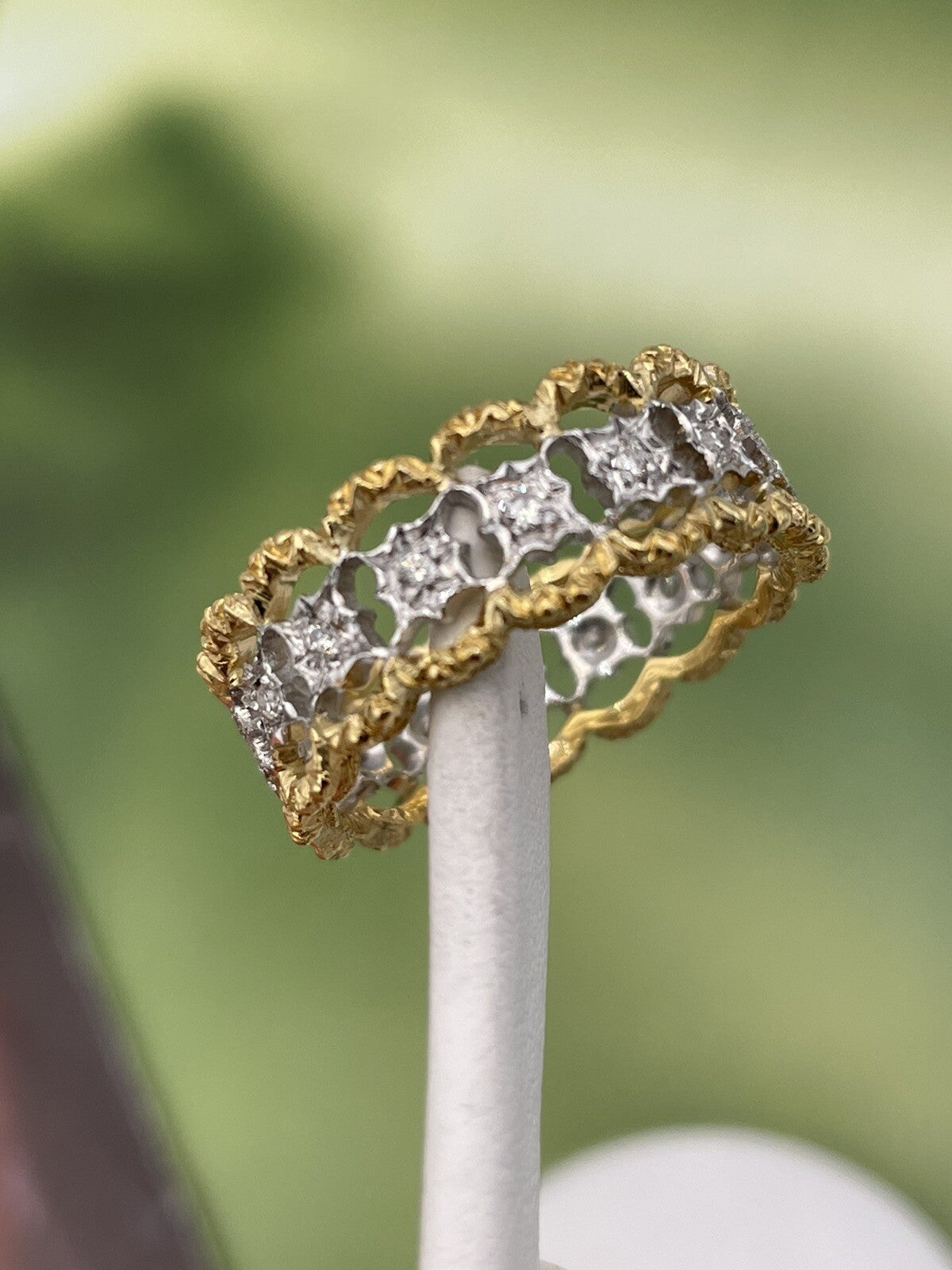 Anello eternity inciso a mano in oro bianco e giallo 18 kt con brillanti – foto 10